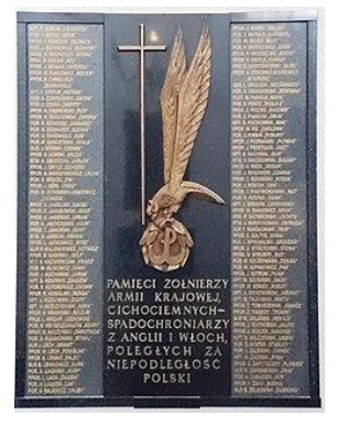 Memorial plaque honoring Polish Home Army paratroopers from England and Italy who died for Poland’s independence, with names listed on both sides and a central symbolic emblem.